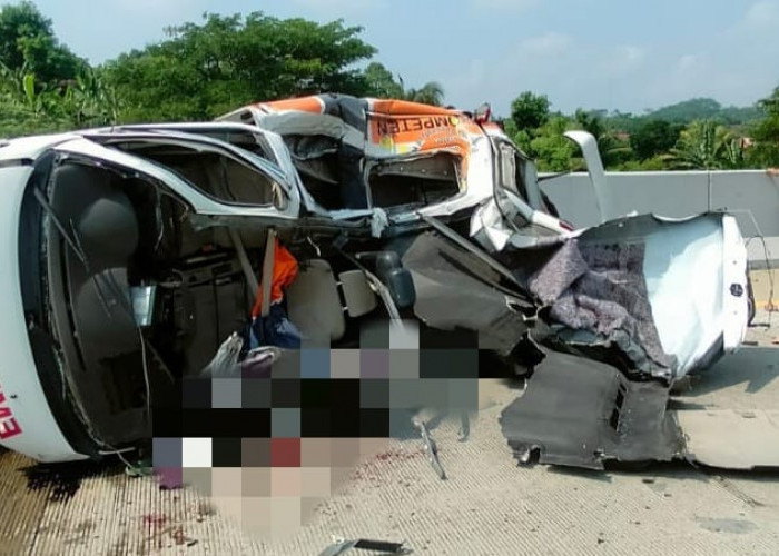 Mobil Ambulans Berlogo PKS Kecelakaan di Tol Batang-Semarang, Sopit Tewas di Lokasi Kejadian 