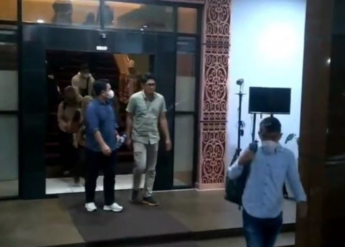 Delapan Jam KPK Geledah Kantor Bupati Pekalongan, Bawa 3 Koper Besar dan 1 Kardus Besar