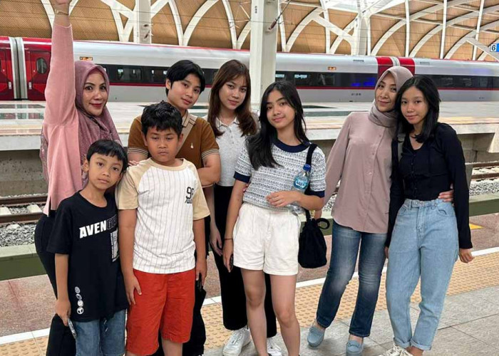 9 Orang Warga Pekalongan Tertinggal Kereta Api Cepat Whoosh di Stasiun Padalarang