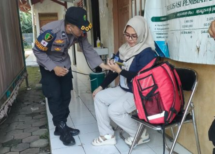 Tim Kesehatan Polres Pekalongan Berikan Pelayanan Kesehatan Gratis kepada Petugas Pengamanan TPS 