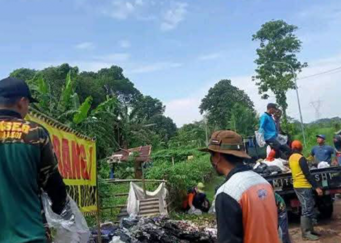 PAC GP Ansor Sragi Adakan Aksi Bersih-bersih TPS Liar di Bawah Jembatan Tol Sragi