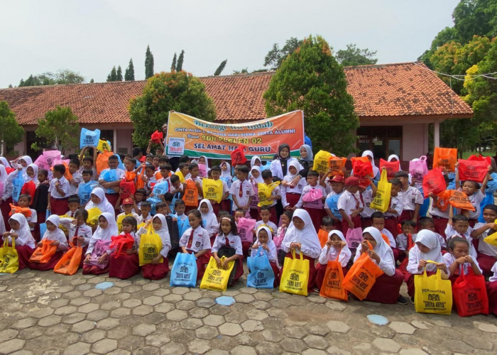 Peringati Hari Guru, Murid SDN Plelen 02 Gringsing Batang Malah Dapat Alat Tulis Gratis