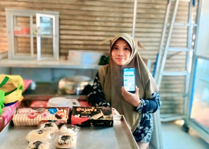 Bangkit dari Keterbatasan, Usaha Kue Tantiningsih Mampu Topang Ekonomi Keluarga Berkat Sinergi Holding UMi