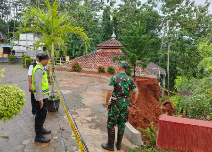 Longsor Hantam SMPN 1 Talun, Pilar Perpustakaan Rusak