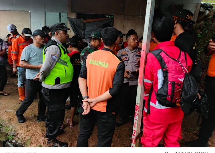 Pemancing Hilang Terseret Arus Kali Genteng, Tim SAR Gabungan Lakukan Pencarian di Tengah Hujan Deras
