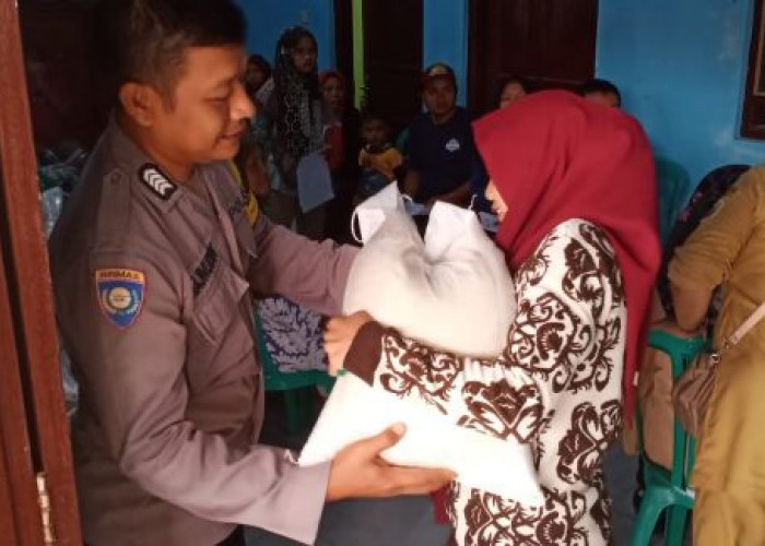 Bhabinkamtibmas Polsek Kedungwuni Bripka Najmudin Monitoring Penyaluran Bantuan Pangan di Desa Binaan