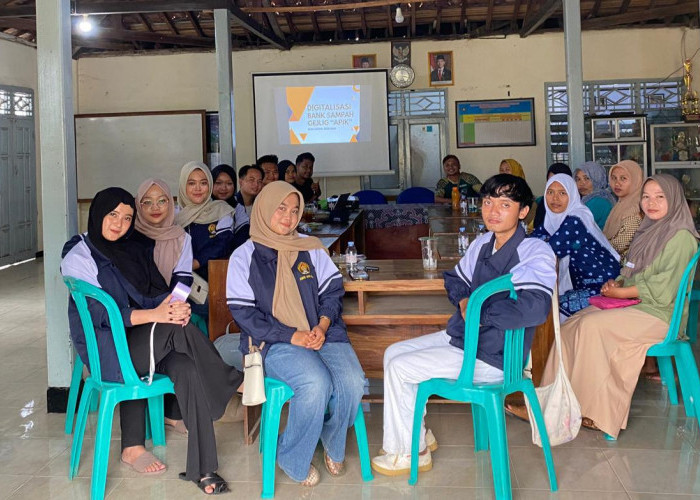 Mahasiswa KKN Universitas Pekalongan Dorong Digitalisasi Bank Sampah Gejlig Apik di Desa Gejlig