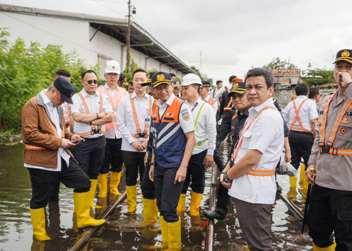 Menhub Dudy Purwagandhi dan Wali Kota Pekalongan Tinjau Rel Tergenang, Pastikan Jalur Lebaran Aman