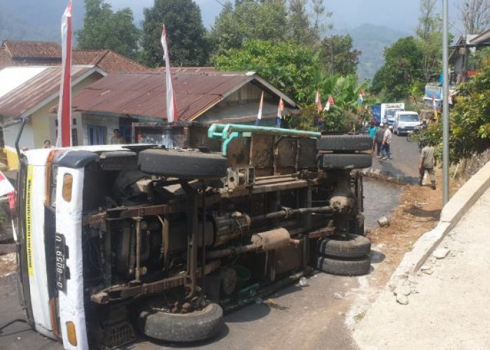 Truk Angkut 6,3 Ton Getah Pinus Milik Perhutani Terguling di Lebakbarang