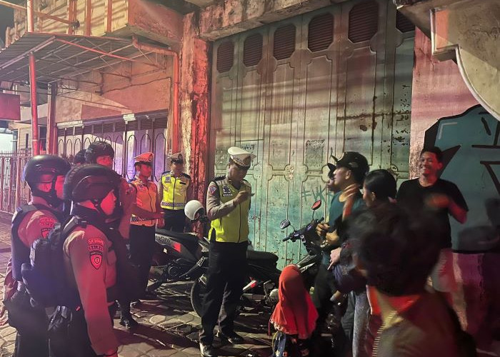 Dikeluhkan Warga, Patroli Polres Pekalongan Sambangi Tongkrongan Anak-anak Punk di TL Gumawang