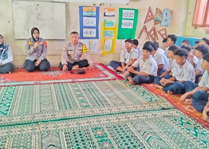 Kunjungi MTs Al Hikmah Proto Kedungwuni Pekalongan, Binmas Polsek Kedungwuni Binluh Kenakalan Remaja