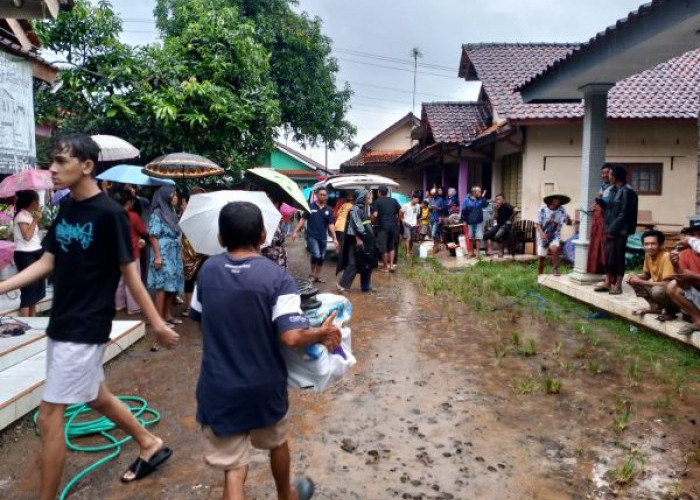 Detik-Detik Mencekam! Tanah dan Pepohonan Ambles ke Sungai Kupang, Warga Krompeng Panik