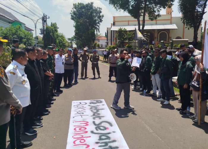 Puluhan Mahasiswa Gelar Aksi Demo, Sampaikan 10 Tuntutan, Aksi Berlangsung Damai