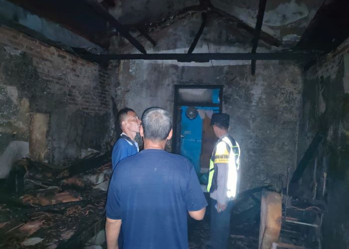 Kompor Gas Meledak, Rumah Haji Ali di Desa Yosorejo Siwalan Terbakar