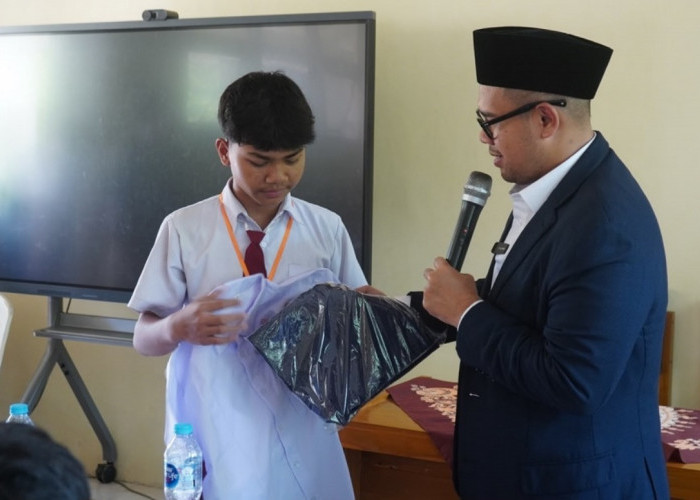Ringankan Beban Orang Tua, Bupati Batang Bagikan Seragam Gratis untuk Kelas I SD dan VII SMP
