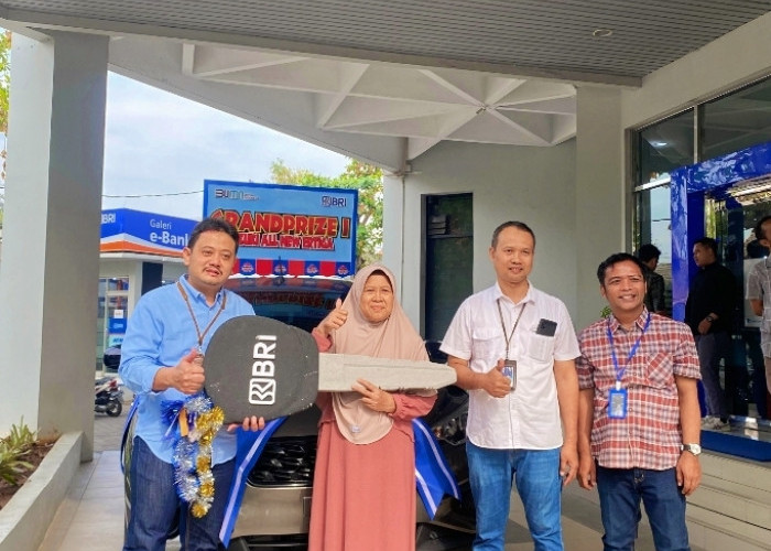 Bukti Keseriusan, BRI Cabang Pekalongan Serahkan Dua Mobil Hadiah Simpedes