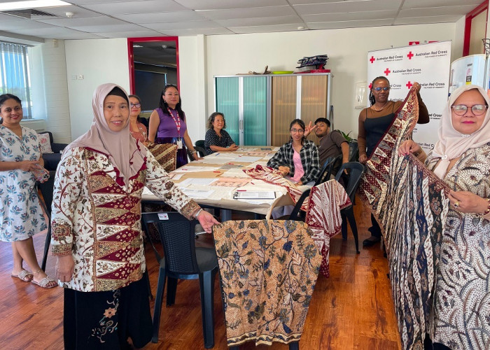 Dari Gang Randu ke Darwin, Perajin Batang Bawa Cerita Batik Rifaiyah ke Australia