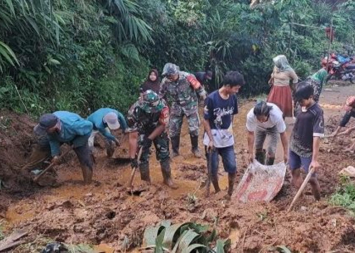 Tebing Longsor Tutup Jalan Desa Gembong, Babinsa Kandangserang dan Warga Lakukan Kerja Bakti