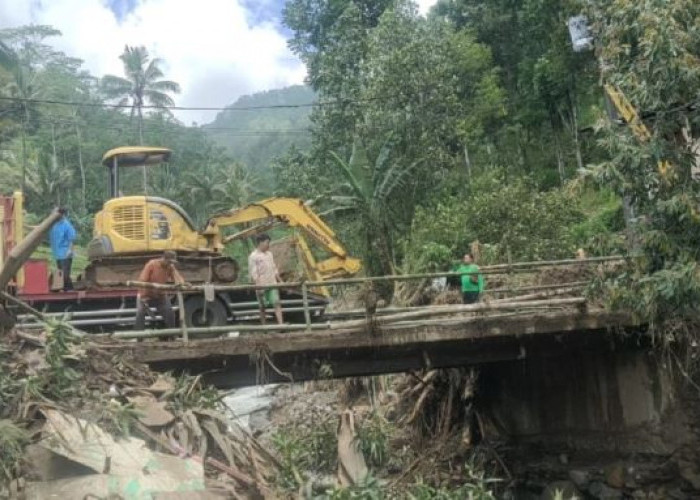 BPBD Kabupaten Pekalongan Terjunkan Alat Berat, Penanganan Banjir Bandang dan Longsor di Lebakbarang