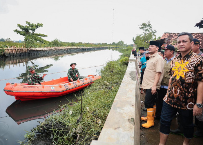 Gubernur Jateng Tinjau Tanggul Sungai Bremi yang Jebol, Banjir Rendah Dua Wilayah