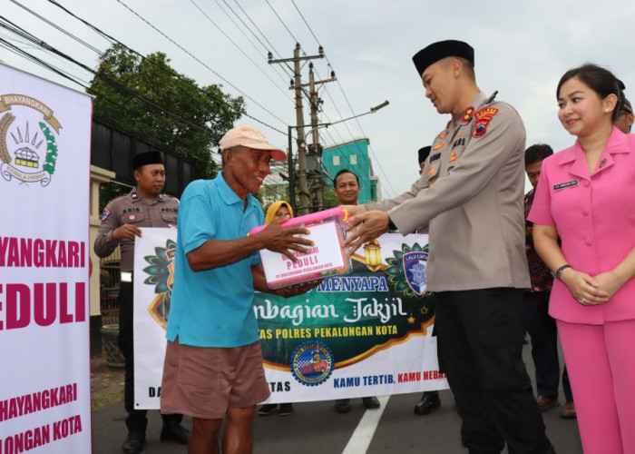 Momen Hangat Kapolres Pekalongan Kota dan Bhayangkari Sapa Warga Sambil Bagi Bingkisan dan Takjil Ramadan