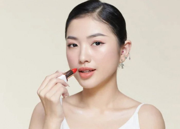 5 Lipstik yang Tahan Lama dan Bikin Wajah Cerah, Cocok Dipakai Ibu-Ibu