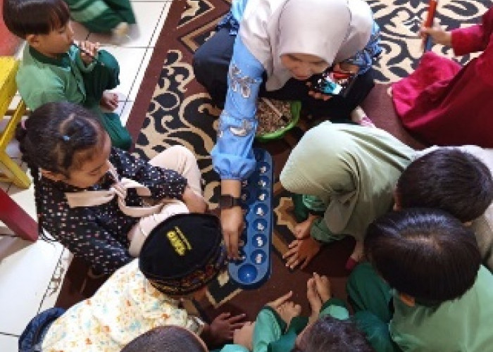 Belajar Menyenangkan Mengenal Angka pada Anak TK AL HIDAYAH 04 Pucakwangi melalui Permainan Tradisional Dakon