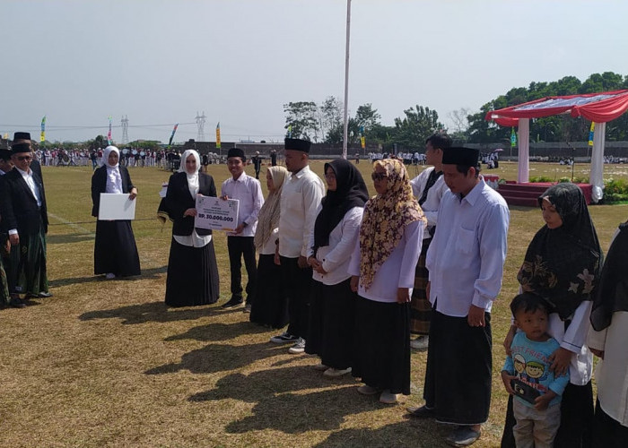 Peringati Hari Sumpah Pemuda dan Hari Santri Bupati Fadia Arafiq Serahkan Bantuan Modal Usaha untuk Santri