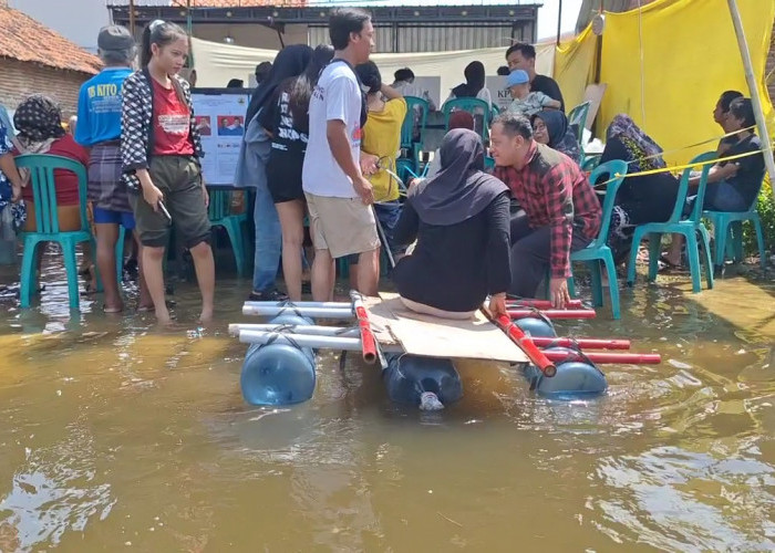 Warga Pasirsari Rela Terjang Banjir demi Bisa Mencoblos di TPS