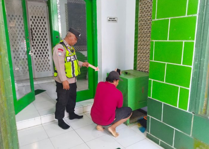 Pria Bertopi Santai Merokok Bobol Kotak Amal Makam Wali Kayugeritan, Videonya Viral di Medsos