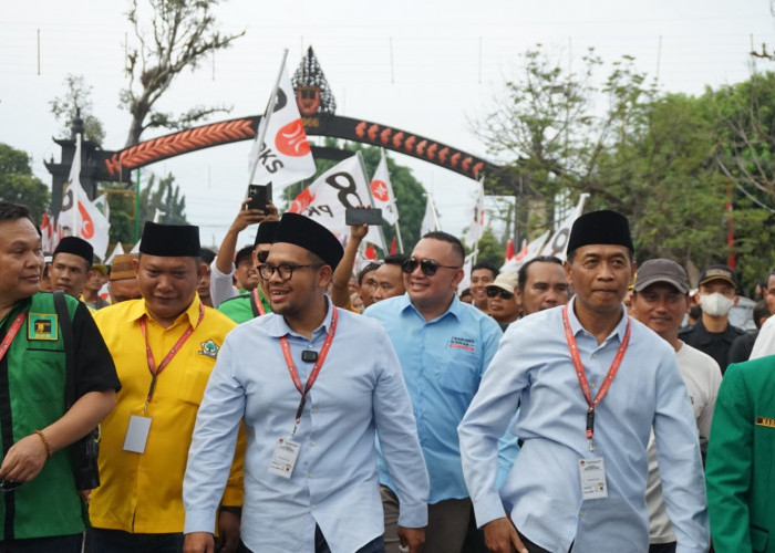 Ribuan Orang Iringan Pasangan Faiz-Suyono Mendaftar ke KPU Batang, Faiz: Saya Pelayan Putra Daerah 