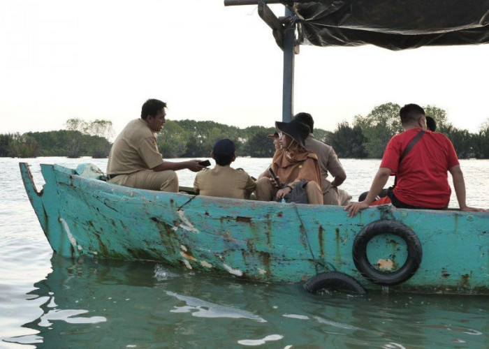 Naik Perahu, Sekda Kabupaten Pekalongan Tinjau Dukuh Simonet yang Nyaris Tenggelam