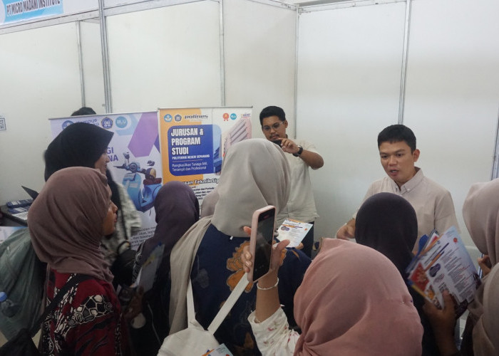 Antrean Penuh, Ribuan Pencari Kerja Serbu Jobfair Kolaborasi 4 SMK di Batang