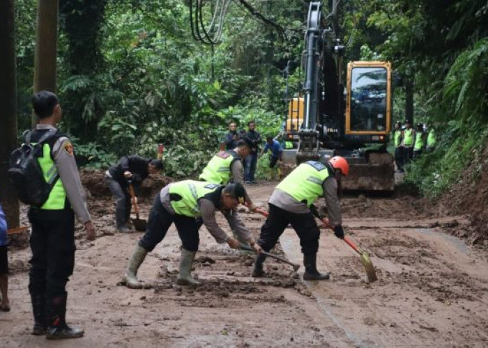 Jalur Karanganyar-Lebakbarang Kembali Normal, Polisi dan Tim Gabungan Bersihkan Material Longsor