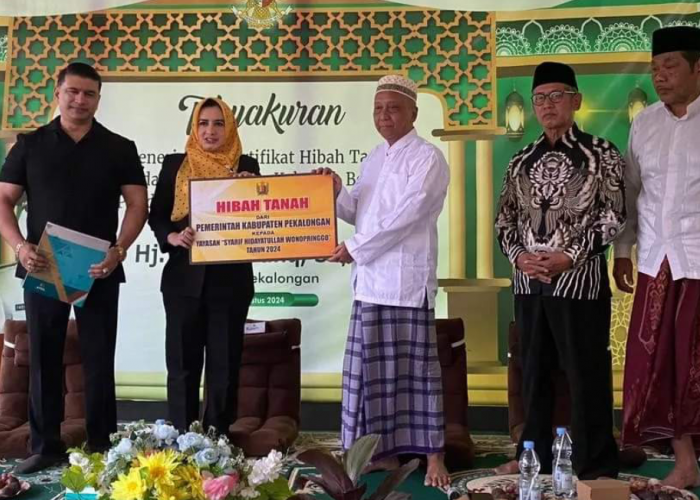 Bupati Fadia Arafiq Serahkan Hibah Tanah dari Pemkab Pekalongan Ke Yayasan Syarif Hidayatullah