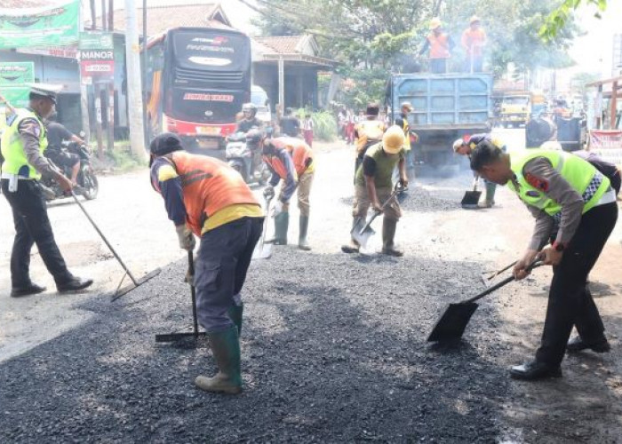 Polisi dan Balai Pengelolaan Jalan Wilayah Tegal Kolaborasi Tambal Lubang Maut di Ruas Bojong-Kajen