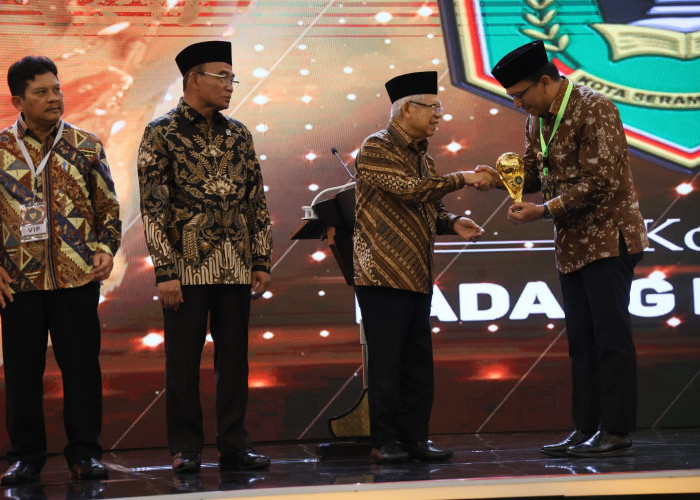 Wapres Ma'ruf Amin Berikan Penghargaan UHC Awards kepada 493 Kepala Daerah