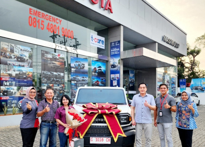 Nasmoco Pekalongan Mulai Lakukan Serah Terima Toyota Hilux Rangga, Purwanto Jadi Konsumen Pertama