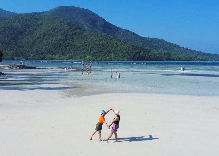 Liburanmu Semakin Seru, Inilah 5 Wisata Pantai Populer di Jepara, Ada yang Memiliki Pasir Putih Lho!