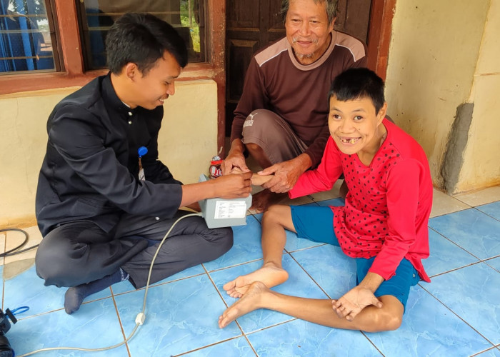 H-2 Pemilu, Disdukcapil Batang Blusukan Rekam e-KTP ke Penyandang Disabilitas