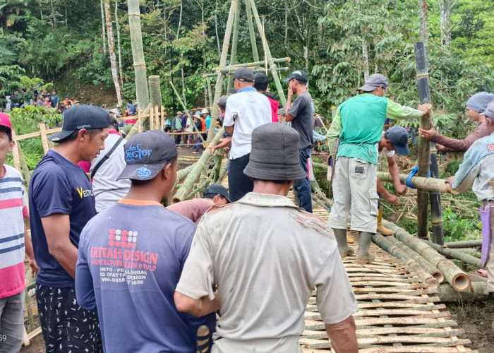 Warga, Relawan hingga Muspika Bandar Gotong Royong Bangun Jembatan Darurat, Imbas 2 Jembatan Putus Saat Banjir