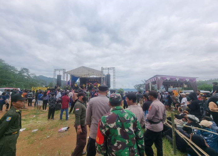 Ikatan Pemuda Desa Klesem Kandangserang Nanggap Orkes Planet Musik di Awal Tahun Baru 2025