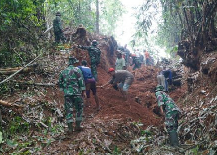 TNI Koramil 06/Kedungwuni Bersama Masyarakat Desa Kedungkebo Kabupaten Pekalongan Bangun Jalan Usaha Tani