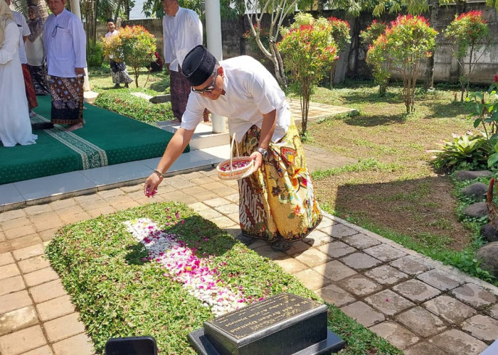 Napak Tilas Jejak Pengabdian, Wali Kota Pekalongan Ziarah ke Makam Pemimpin Terdahulu: Jaga Marwah Pembangunan