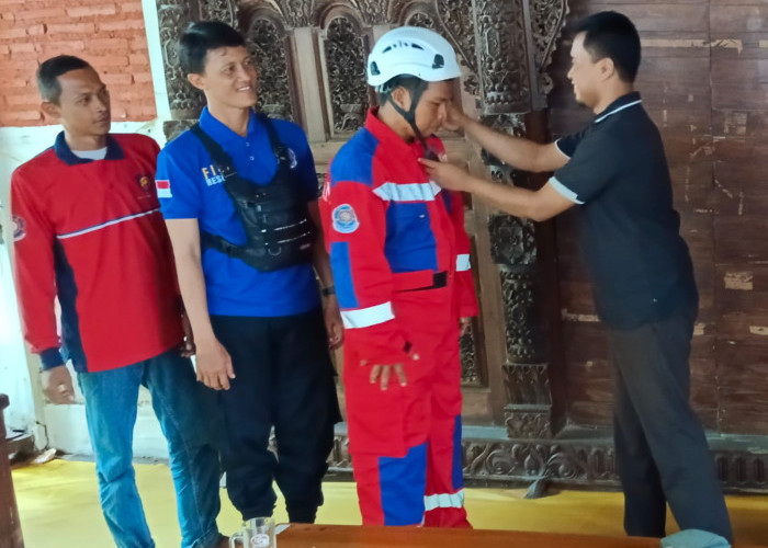Anggota Komisi A DPRD Kota Pekalonga Fasilitas Pengadaan APD untuk Relawan Pemadam Kebakaran
