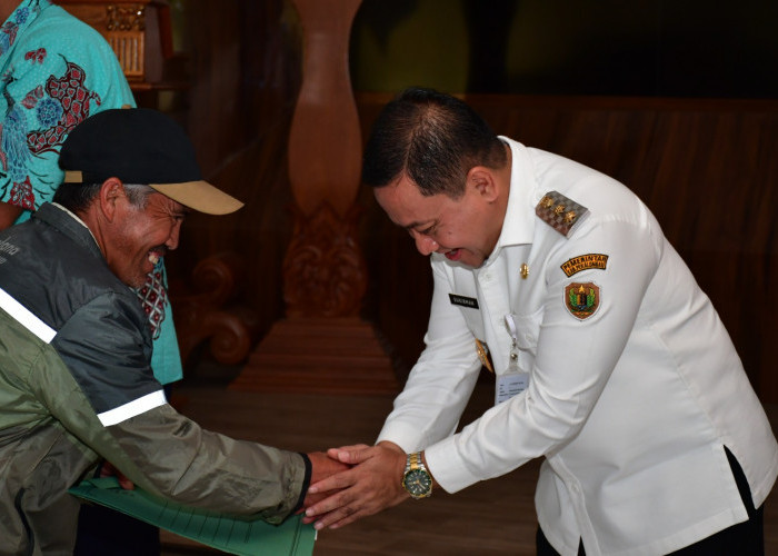 Plt. Bupati Pekalongan Sukirman Serahkan BLT DBHCHT untuk 500 Buruh Tani Tembakau