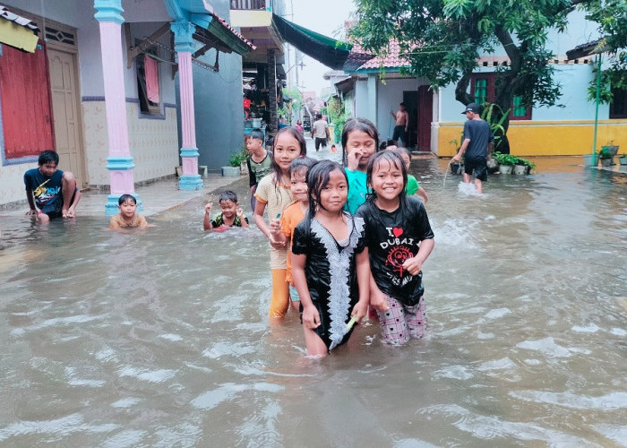 Diguyur Hujan Semalaman, Banjir Satu Meter Genangi Keluarahan Karangasem Utara