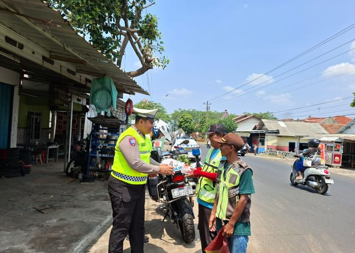 Jumat Berkah Polisi Bersama Masyarakat, Satlantas Polres Pekalongan Bagikan Nasi Kotak