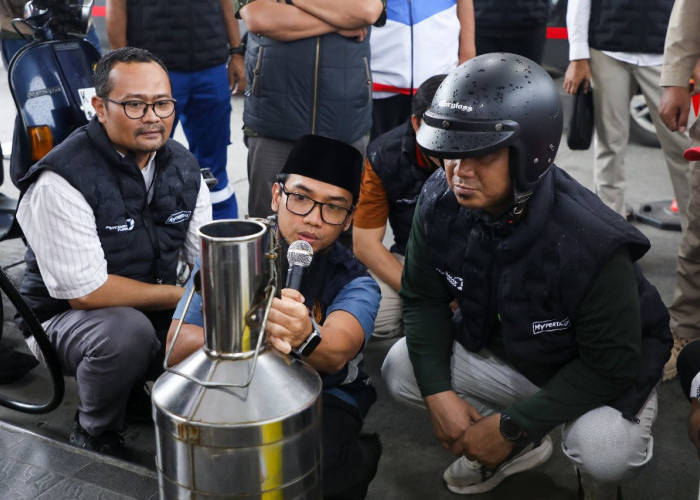 Naik Vespa, Taj Yasin Tinjau SPBU untuk Pastikan Ketersediaan BBM di Jateng Aman Jelang Lebaran
