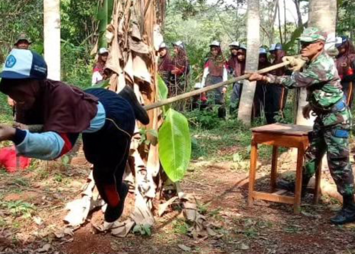 73 Siswa Siswi SMPN 2 Kedungwuni Dilatih Keterampilan Disiplin oleh TNI Kodim Pekalongan